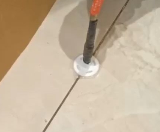 平房瓷砖空鼓维修公司专业解答瓷砖在铺贴过程中，如果没有涂抹均匀到位的粘结材料（如水泥砂浆或瓷砖胶），可能会导致以下问题