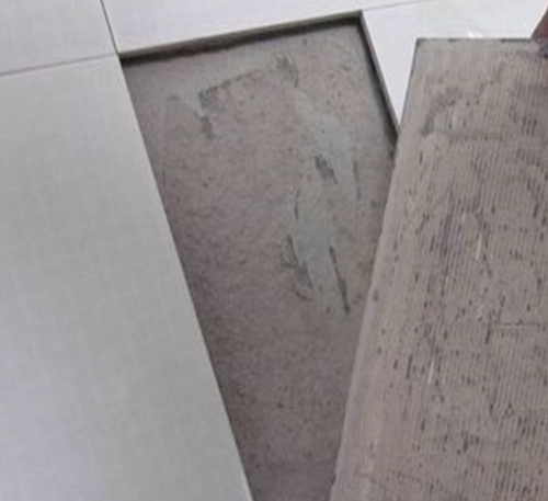 平房瓷砖空鼓维修公司分享瓷砖铺贴时如果打浆（即涂抹在瓷砖背面和基层上的砂浆或瓷砖胶）过少，会带来以下问题